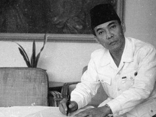 Sejarah Melahirkan Hukum