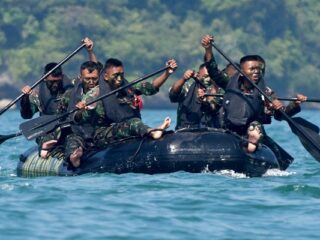 Prajurit Petarung Marinir Terjang Ombak Pantai Selatan