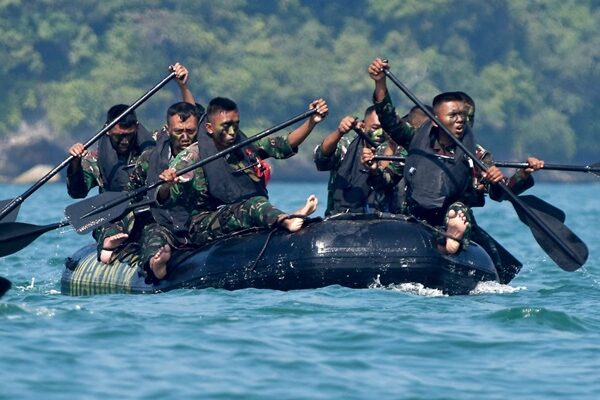 Prajurit Petarung Marinir Terjang Ombak Pantai Selatan